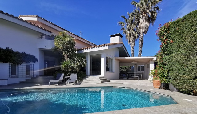 Villa with standing/pool, 5-star holiday rental, close to the sea and Spain.