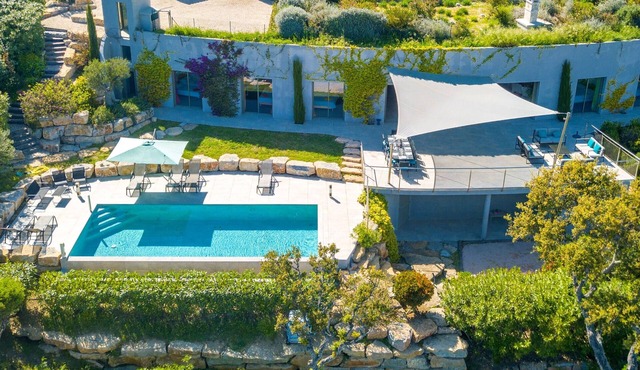 Villa with Stunning Views of the Gulf of Saint-Tropez, Beach 200 m Away