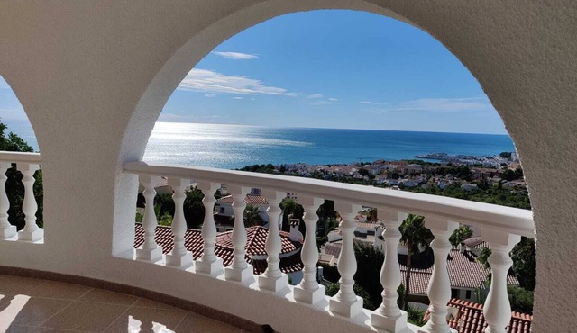 Villa with stunning sea view, private pool and garden
