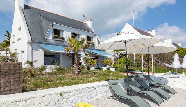 Villa 'With Stunning Sea View' right on the water, private terrace and Wi-Fi