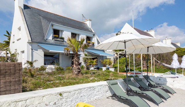 Villa 'With Stunning Sea View' right on the water, private terrace and Wi-Fi