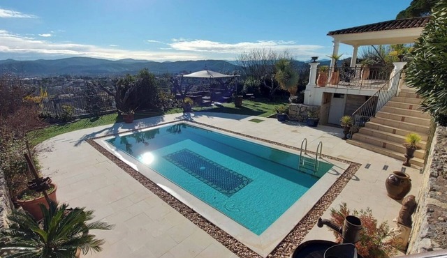 Villa with superb panoramic view on the Maures Massif