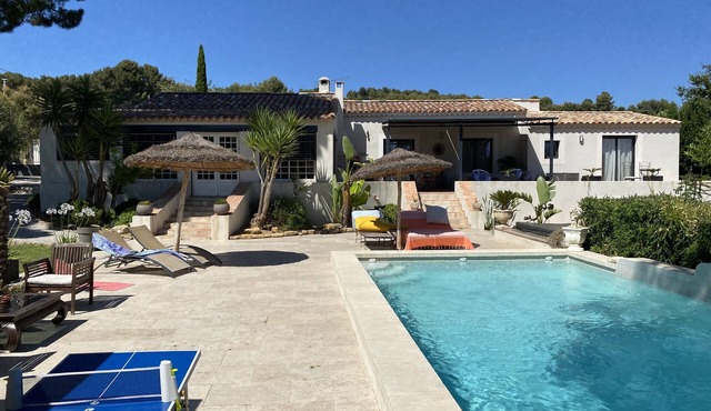 Villa with swimming pool, jacuzzi, large garden 7 minutes from the beaches of Les Lecques