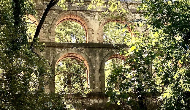 Villa with swimming pool near the aqueduct of Balouviere