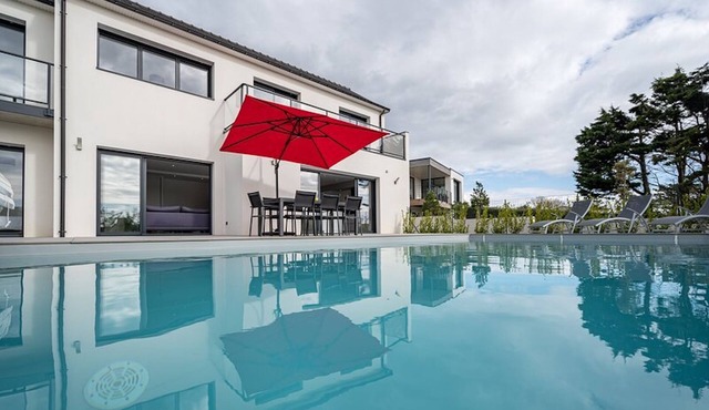 Villa with swimming pool, sea view, 200m from the beach