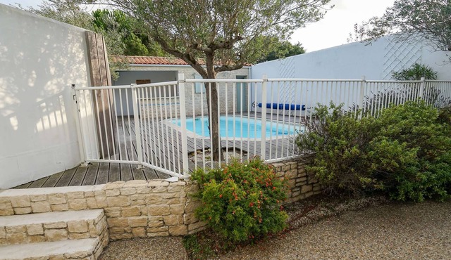 Villa with swimming pool close to the cycle paths