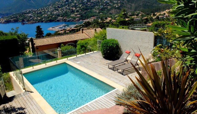 Villa with swimming pool and panoramic sea view.
