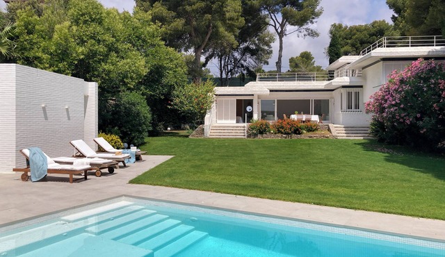 Villa with swimming pool in front of the sea