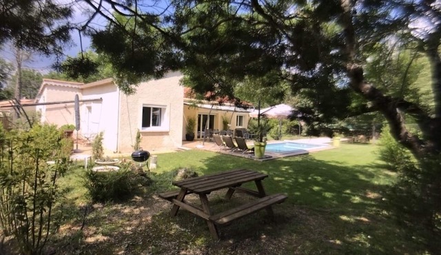 Villa with swimming pool, large terrace, all comfort, enclosed garden, calm.