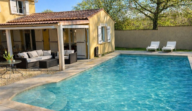 Villa with swimming pool/Aerial view