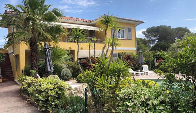 VILLA with swimming pool 1 to 14 pers near sea, 3 apartments