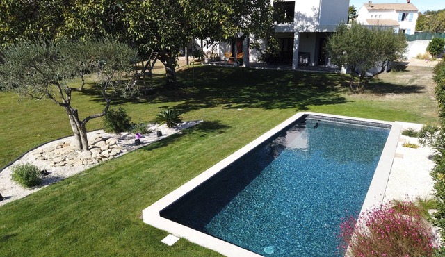 Villa with swimming pool between sea and camargue