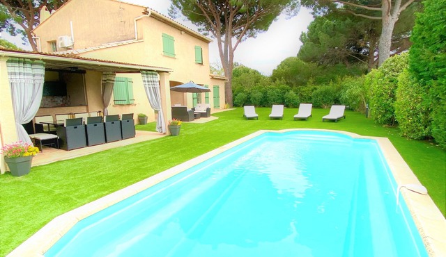 Villa with swimming pool just a stone's throw from the sea and town center