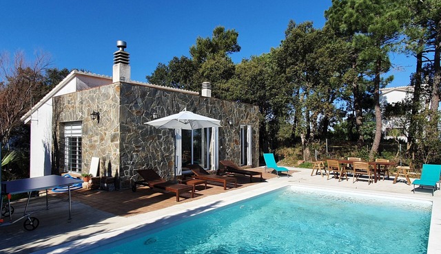 Villa with swimming pool, panoramic sea and mountain views, 10 minutes from the beaches