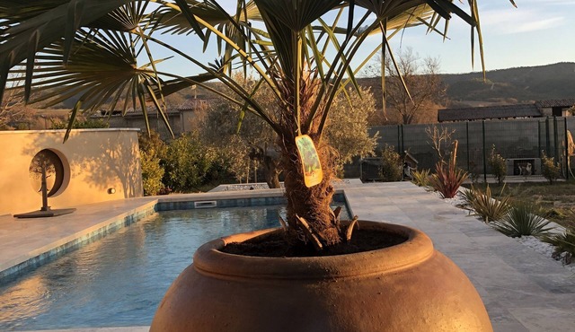 Villa with swimming pool on 1300m2 of land in the center of the village