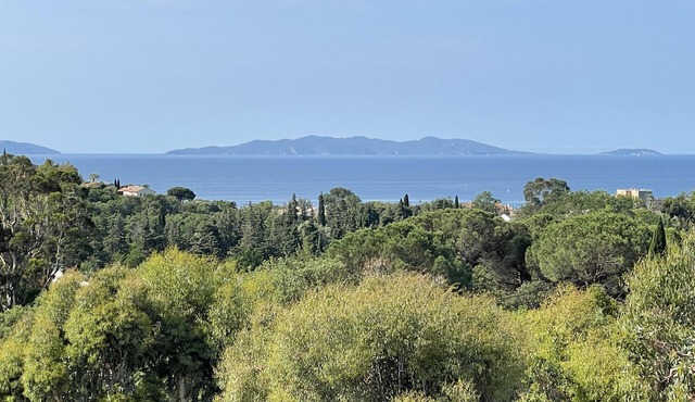 Villa with swimming pool, sea view and access to the beach by foot in 10 minutes