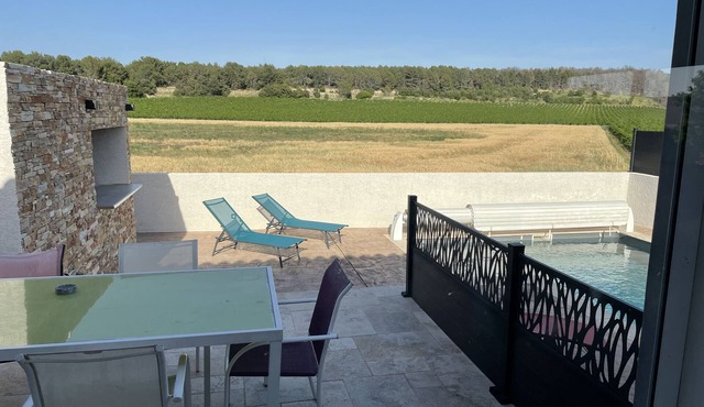Villa with swimming pool, 20 minutes from the sea.