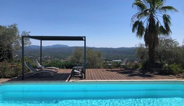 Villa with swimming pool, superb view, wooden pontoon, 3 min from the village (July-August)