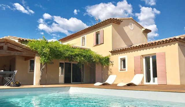 Villa with swimming pool and refreshing floor.