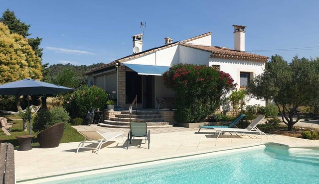 Villa with swimming pool - Authentic escape 8 minutes from Lourmarin!