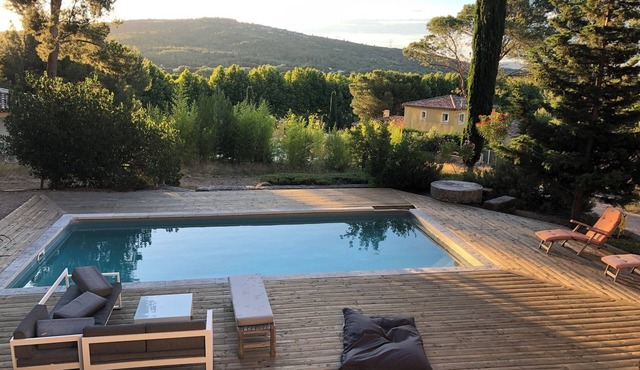 Villa with swimming pool for 10 people in the ALPILLES in a pine forest of 5000 m2