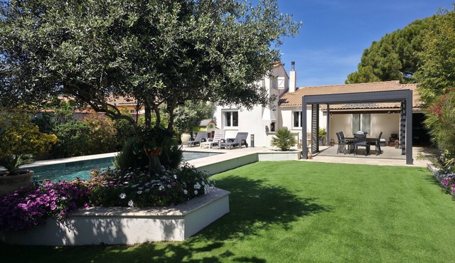 Villa with swimming pool, not overlooked, in quiet town center - sea 15 minutes away