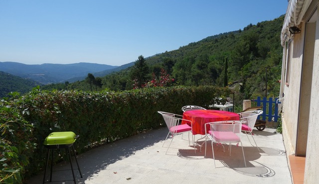 Villa with swimming pool, 18 kms from NICE with terrace, exceptional view