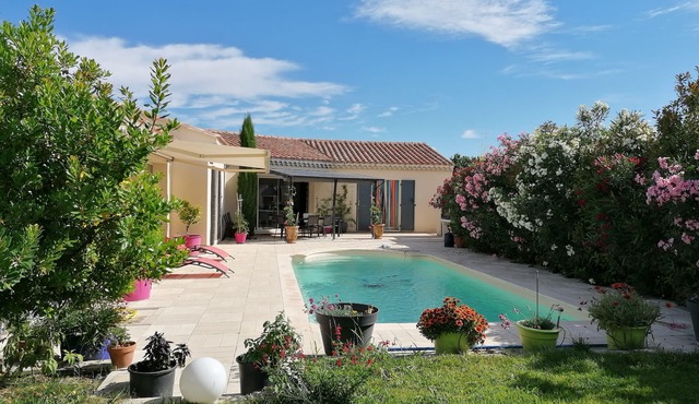 VILLA WITH SWIMMING POOL NEAR THE VILLAGE CENTER