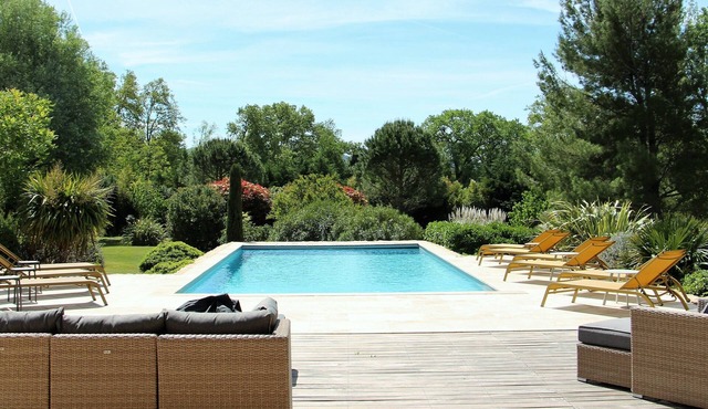 Villa with swimming pool (12x5m) and garden 7000m2 near St REMY de Provence