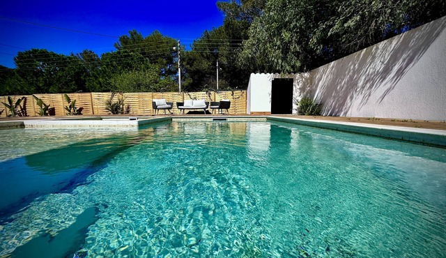 Villa with swimming pool, Jacuzzi and pétanque court.