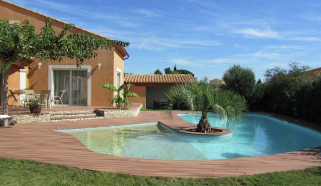 Villa with swimming pool in a quiet area near Nîmes