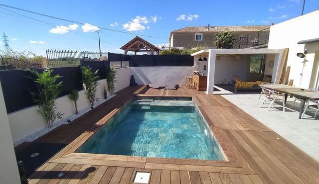 Villa with swimming pool located in a condominium near Béziers