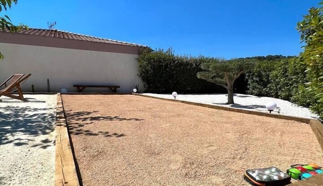 Villa with swimming pool for 12 people near hyères.