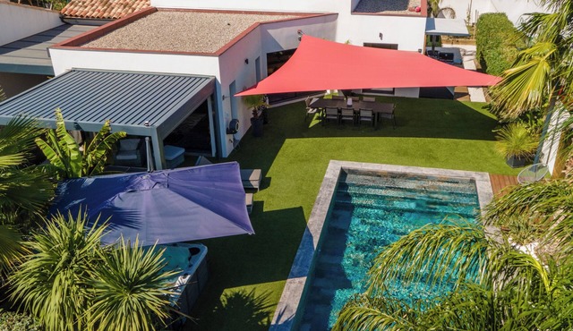 Villa with swimming pool and Jacuzzi, ideal for families, beach 10 min away, residential