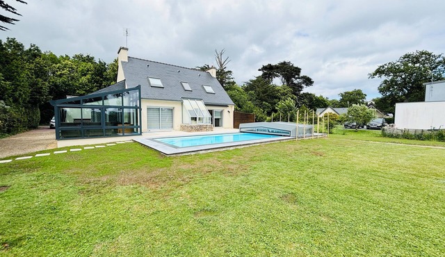 Villa with swimming pool in Loctudy
