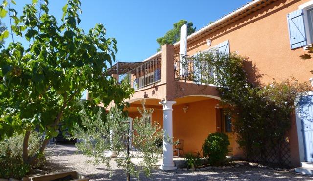 Villa with swimming pool in an authentic village of Center Var (Lorgues)