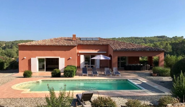 Villa with swimming pool in a quiet natural park