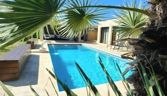 Villa with swimming pool not overlooked