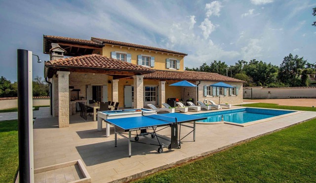 Villa with swimming pool, table tennis and barbecue terrace