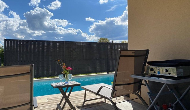 Villa with swimming pool/6 people