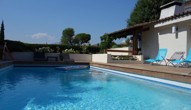 Villa with swimming pool and large garden, AC, quiet, 300m from town center