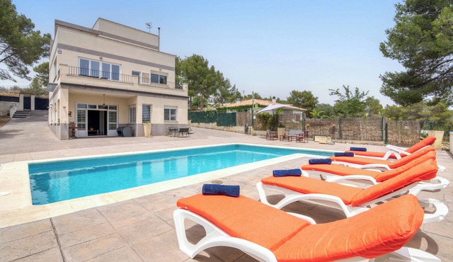 Villa with swimming pool and BBQ in the heart of nature near Valencia 25min