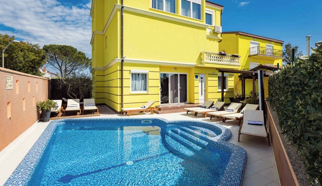 Villa with swimming pool, barbecue terrace and billiards