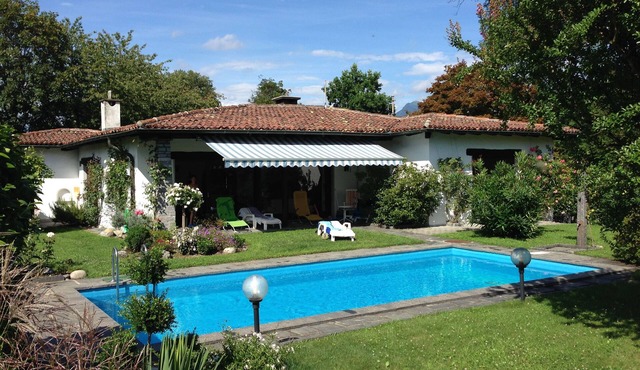 Villa with swimming pool and large garden with parking (license no. NL-00004541)