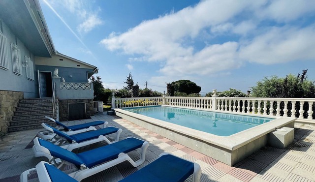 Villa with swimming pool