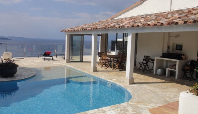 VILLA WITH SWIMMING POOL, VERY BEAUTIFUL SEA VIEW, LEVANT ISLAND
