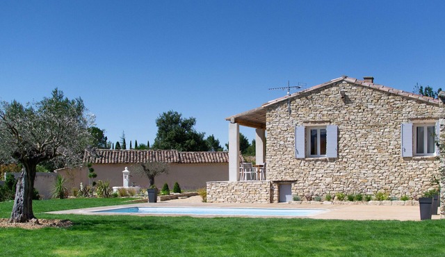 Villa with swimming pool, panoramic view of the luberon and wooded garden