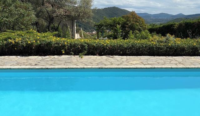 Villa with swimming pool in the hills above Lodève