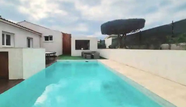 Villa with swimming pool in the heart of the vineyards