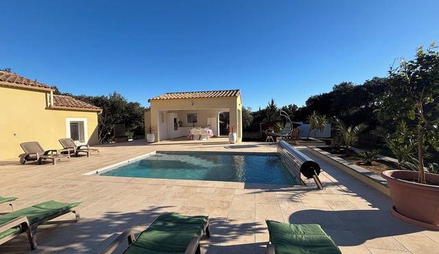 Villa with swimming pool, pool house, air conditioning